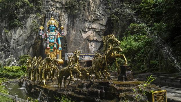Es gibt noch einen zweiten Höhlenkomplex, der wiederum voll mit bunten Statuen ist, teilweise in riesigem Ausmaß, die diverse Hindu-Szenen nachstellen. Alles ist schön gebaut, aber für unsere Begriffe außerordentlich kitschig.
